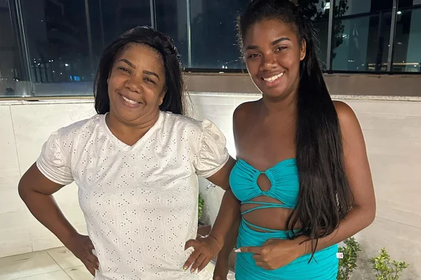 Elisângela Brito posa ao lado da filha, Raquel Brito - Metrópoles