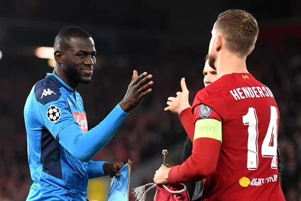 Liverpool e Napoli empatam e classificação fica para rodada final