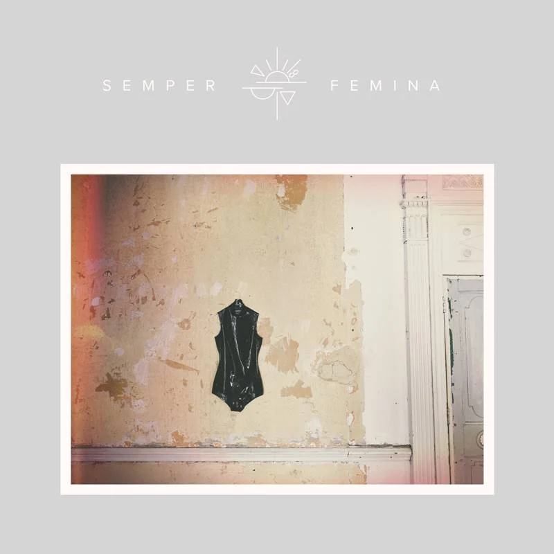 <b>"Semper Femina"</b>, de Laura Marling. Mesmo distante de "I Speak Because I Can" (2010) e "Once I Was an Eagle" (2013), seus melhores discos, a cantora folk londrina consegue criar brechas criativas inéditas em seu sexto álbum. Um estudo sobre o que é ser mulher a partir de amizades, digressões reflexivas e um espírito sempre inquieto e aberto a descobertas. <a href="https://open.spotify.com/album/3Z4NNeh0gf4oGquXZEU1NT" target="_blank">Ouça</a> <b>"Semper Femina"</b>, de Laura Marling. Mesmo distante de "I Speak Because I Can" (2010) e "Once I Was an Eagle" (2013), seus melhores discos, a cantora folk londrina consegue criar brechas criativas inéditas em seu sexto álbum. Um estudo sobre o que é ser mulher a partir de amizades, digressões reflexivas e um espírito sempre inquieto e aberto a descobertas. <a href="https://open.spotify.com/album/3Z4NNeh0gf4oGquXZEU1NT" target="_blank">Ouça</a>