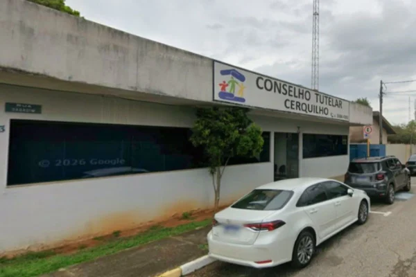Foto colorida da fachada do Conselho Tutelar de Cerquilho, no interior de São Paulo.