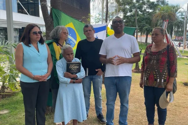 Imagem colorida de bolsoanrista em frente ao DF Star - Metrópoles