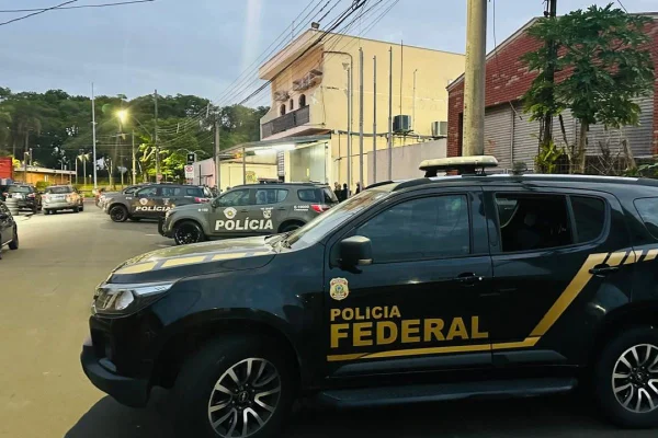Imagem colorida mostra viaturas pretas com inscrição Polícia Federal nas laterais - Metrópoles