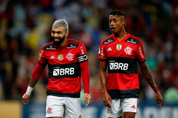 Imagem colorida de Gabigol e Bruno Henrique - Metrópoles