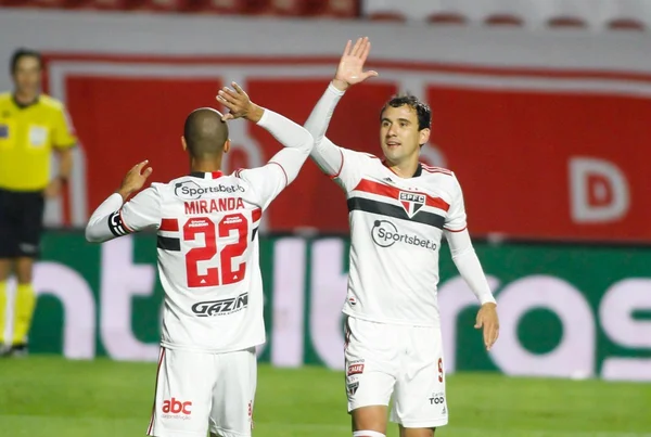 São Paulo bate Vasco em casa e fica perto da vaga nas quartas da Copa do Brasil