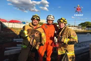 Bombeiros descem no buraco de 10 metros para resgatar o cachorro em galpão de Ceilândia