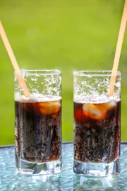Consumir bebidas gaseificadas com frequência intensifica o aumento da quantidade de ar engolida Consumir bebidas gaseificadas com frequência intensifica o aumento da quantidade de ar engolida