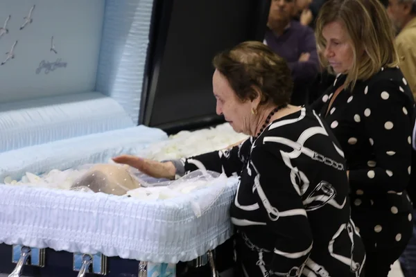 Emocionado, Padre Fábio de Melo manda recado para mãe de Gugu