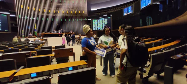 Integrantes da União Nacional dos Estudantes (UNE) e a União Brasileira dos Estudantes Secundaristas (Ubes) estão nesta terça-feira (04/07) na Câmara dos Deputados para pressionar congressistas a retirarem o Fundeb do teto de gastos.