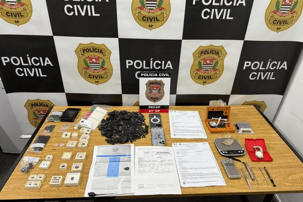 Imagem colorida de joias apreendidas junto com casal acusado de golpes - Metrópoles