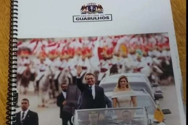Escola pública distribui apostila com foto de Bolsonaro e Michelle