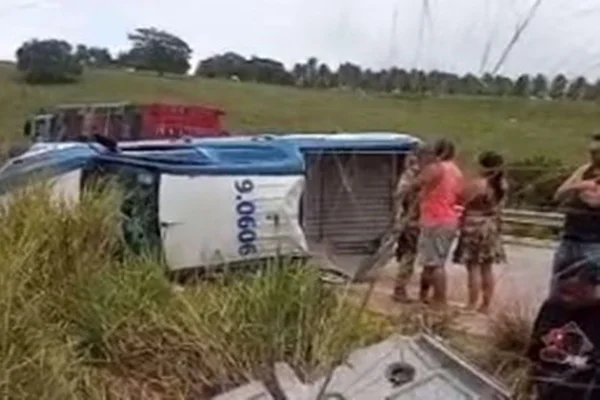Bahia: acusados de roubo morrem após viatura da PM capotar em estrada