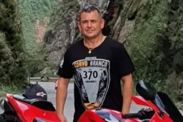 Foto colorida de homem de meia idade com moto esportiva de luxo - Metrópoles