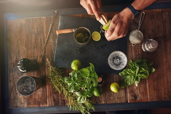Sextou! Bartenders dão dicas para fazer drinques em casa