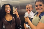 Lorena Maria, o filho Rás e a babá posam sorridentes 