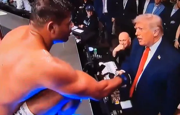 O presidente dos EUA, Donald Trump, cumprimenta o lutador brasileiro Paulo Costa, no UFC - Metrópoles