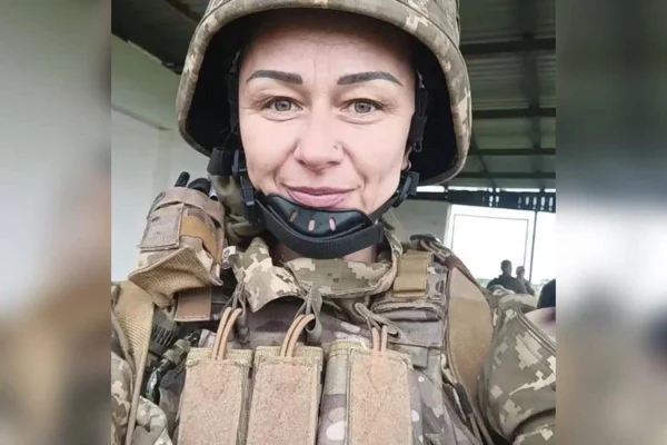 A médica Olga Semidyanova, morta na guerra da Ucrânia, tira selfie em trajes militares - Metrópoles