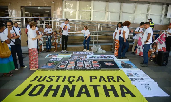 Imagem colorida de protestos em frente ao tribunal que julgava o autor dos disparos que mataram Johnatha - Metrópoles