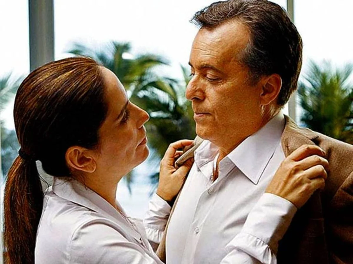 <b>Se Eu Fosse Você 1 e 2.</b> Cláudio (Tony Ramos), um publicitário bem sucedido, é casado com Helena (Glória Pires), uma professora de música que cuida de um coral infantil. Dominados por uma rotina de um casamento de tantos anos, eles discutem com frequência. Um dia, em uma briga maior do que o normal, algo inexplicável acontece: os dois trocam de corpos. Desesperados, Cláudio e Helena tentam aparentar normalidade até que consigam reverter a situação. Porém, enquanto isso, precisarão assumir por completo a vida do outro <b>Se Eu Fosse Você 1 e 2.</b> Cláudio (Tony Ramos), um publicitário bem sucedido, é casado com Helena (Glória Pires), uma professora de música que cuida de um coral infantil. Dominados por uma rotina de um casamento de tantos anos, eles discutem com frequência. Um dia, em uma briga maior do que o normal, algo inexplicável acontece: os dois trocam de corpos. Desesperados, Cláudio e Helena tentam aparentar normalidade até que consigam reverter a situação. Porém, enquanto isso, precisarão assumir por completo a vida do outro