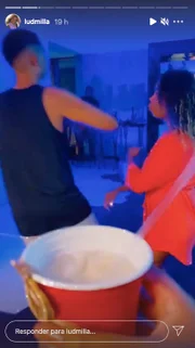 Em seu Instagram, a cantora mostrou uma festa que fez com os amigos Em seu Instagram, a cantora mostrou uma festa que fez com os amigos