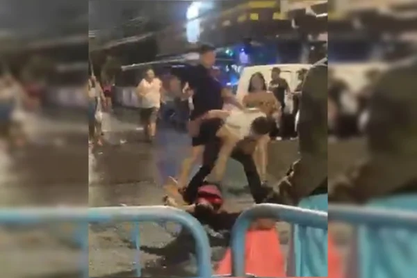 Em briga selvagem, membro de torcida chuta cabeça de rival desacordado
