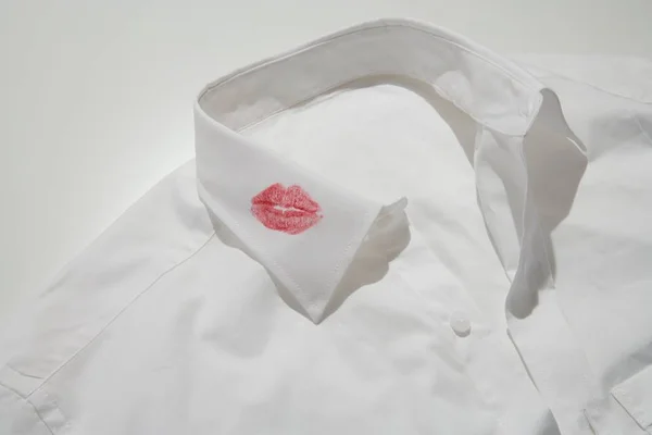 Camisa branca com marca de batom vermelho no colarinho - Metrópoles