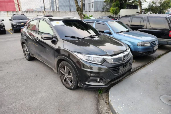 Dois homens e uma mulher foram presos durante a Operação Máscara de Ferro, deflagrada após falsa venda de carro no interior de São Paulo - Metrópoles