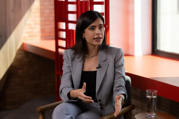 Tabata Amaral é entrevistada no estúdio do Metrópoles