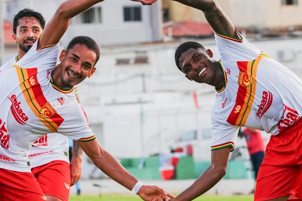 Foto colorida do time do Juazeirense-BA - Metrópoles