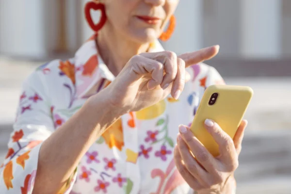 Mulher usando celular