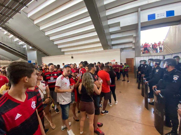 Torcedores do Flamengo enfrentam problemas para entrar no Mané