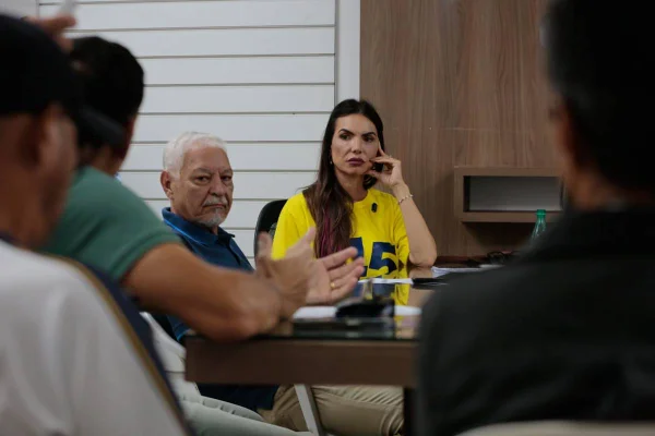 Paula Belmonte visita feira, se reúne com PMs e assina carta de compromisso - destaque galeria