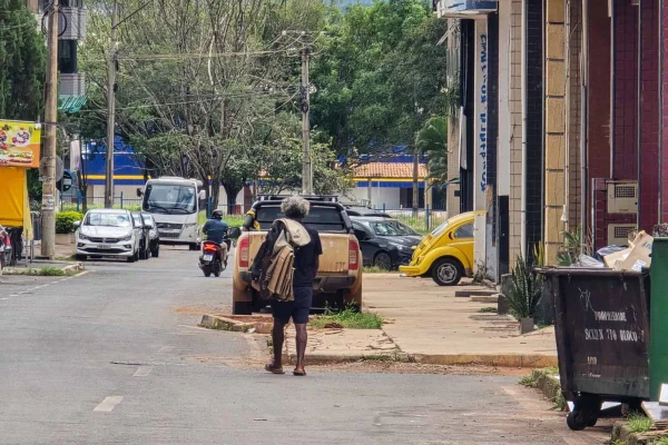 Pessoa em situação de rua - Metrópoles