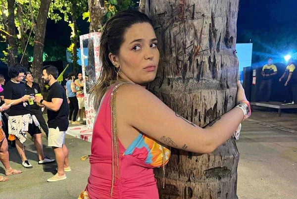 Foto colorida de Viih Tube grávida abraçando uma árvore - Metrópoles
