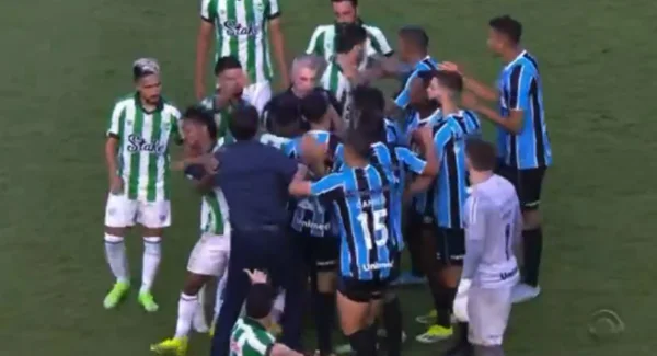 Imagem colorida de jogo entre Grêmio e Juventude- Metrópoles