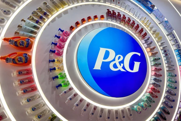 Imagem do logotipo da P&G com uma série de produtos - Metrópoles