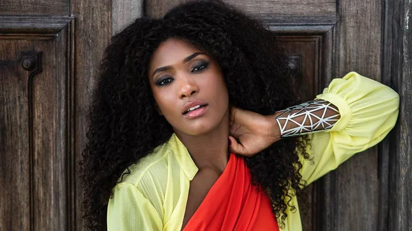 Érika Januza passa a tesoura e muda o visual radicalmente: “Ouse”