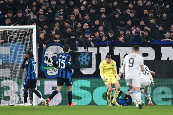 Imagem colorida de Lookman perdendo penalti - Metrópoles