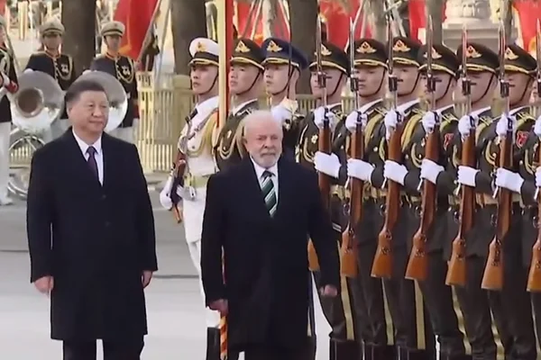 Imagem colorida mostra Lula e Xi Jinping - Metrópoles