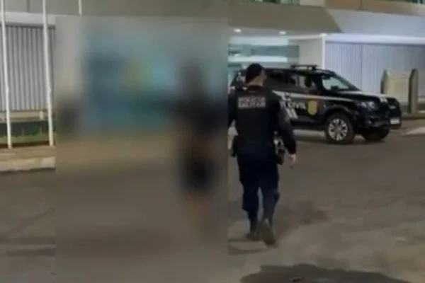 Vídeo: Homem é esfaqueado na Rodoviária do Plano por dívida de R$ 100