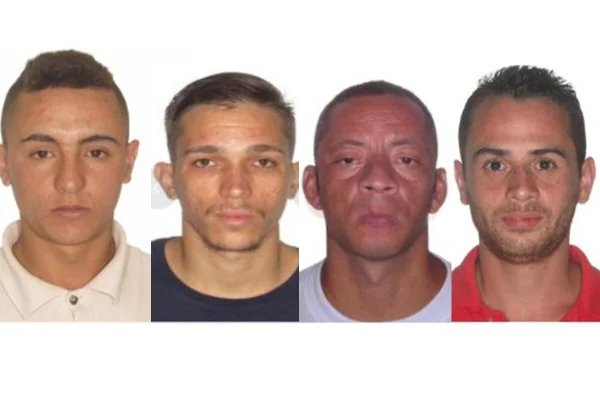 Em foto colorida aparecem quatro homens um ao lado do outro, de seus rostos somente, com fundo branco - Metrópoles