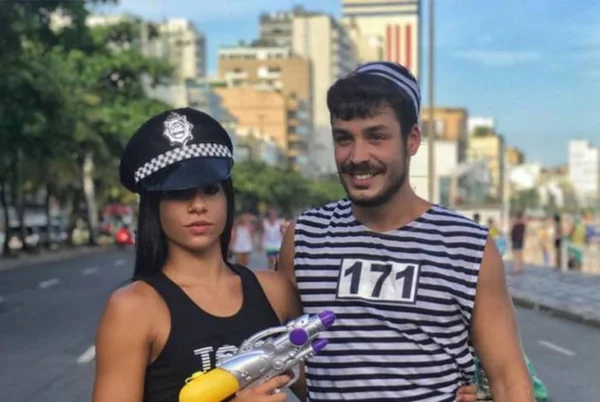 Atleta olímpica trabalha como ambulante no Carnaval
