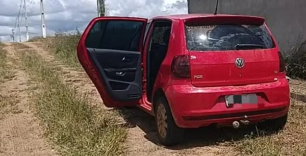 carro vermelho de porta aberta