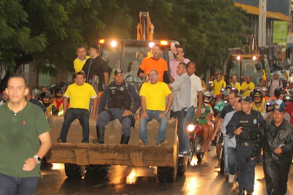 Após selfies, trator de Cid Gomes volta para obra em Sobral