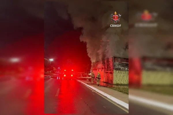 Borracharia no DF pega fogo e mobiliza 5 viaturas dos bombeiros