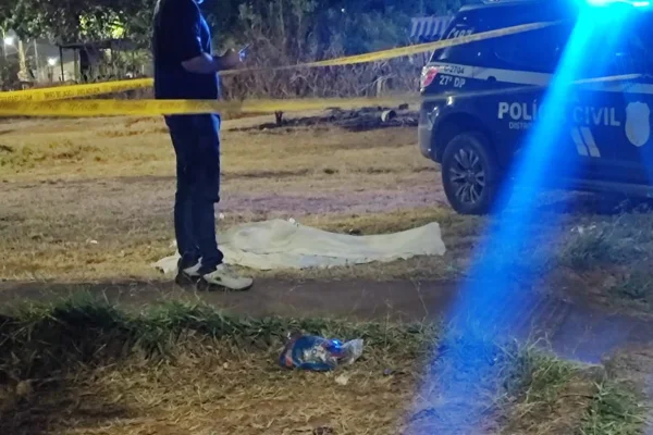 Após briga em bar, homem é perseguido e esfaqueado na frente de casa no DF