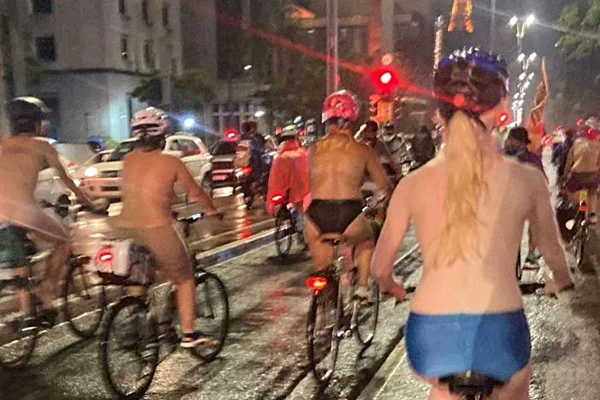 pessoas pedalando nuas ou de calcinha - metrópoles