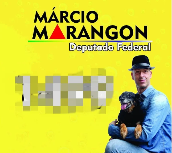 Marcio Marangon segurando cachorro em foto em Minas