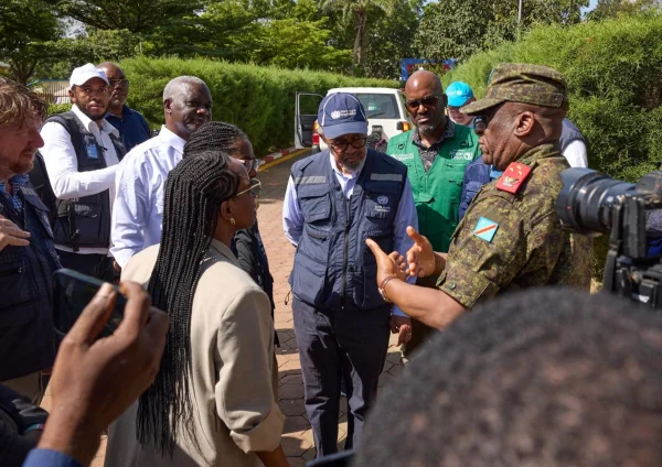 Ebola: diretor da OMS visita epicentro da epidemia e pede mobilização