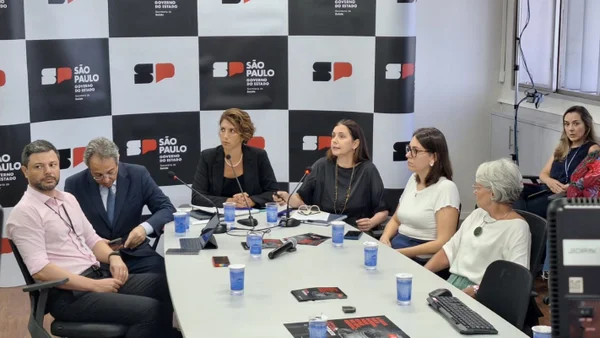 foto colorida de reunião do governo de SP que definiu decreto de emergência para a dengue; na sede da secretaria da Saúde - Metrópoles