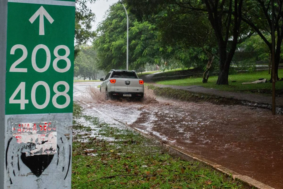 Temporal causa alagamentos e deixa trânsito caótico em Brasília - imagem 4 Temporal causa alagamentos e deixa trânsito caótico em Brasília - imagem 4
